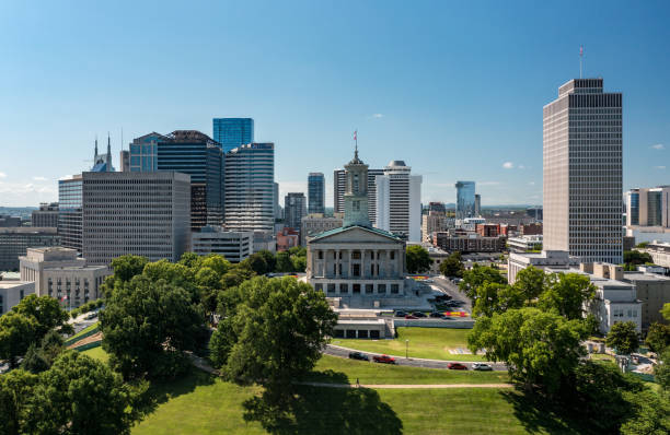 aerial view of the state capitol building in nashville, tennessee - nashville tennessee state capitol building federal building imagens e fotografias de stock