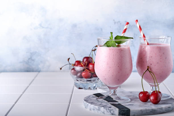 신선한 레드 베리, 치아 씨앗, 민트 그린 잎, 흰색 돌 부엌 배경핑크 체리 스무디. 선택적 초점. - healthy lifestyle cranberry healthy eating milk shake 뉴스 사진 이미지
