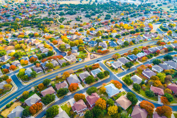 テキサス郊外の風景ホーム、住宅、不動産郊外周辺の紅葉が変化する - aerial view suburb housing development texas ストックフォトと画像