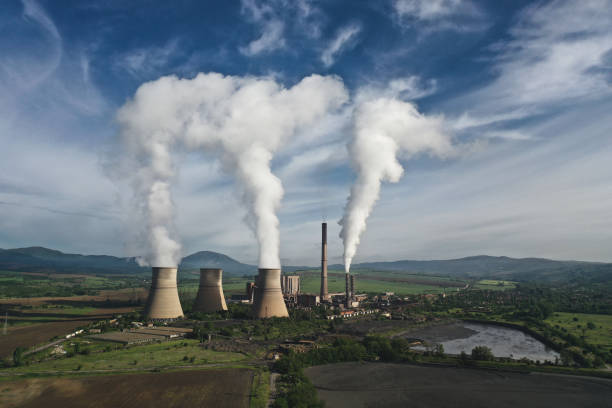 fotografía aérea del aire de la central térmica contaminando con humo - global warming power station smoke stack coal fotografías e imágenes de stock