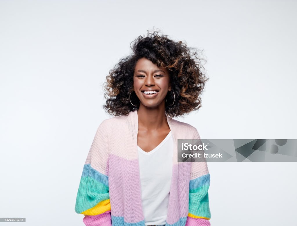 Aufgeregte Frau trägt Regenbogen Strickjacke - Lizenzfrei Frauen Stock-Foto