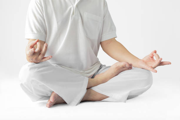 ein mann in einem weißen gewand meditiert vor einem weißen hintergrund mit einem clipping-pfad. - 123rf stock-fotos und bilder