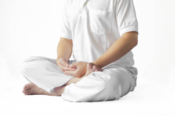 ein mann in einem weißen gewand meditiert vor einem weißen hintergrund mit einem clipping-pfad. - 123rf stock-fotos und bilder