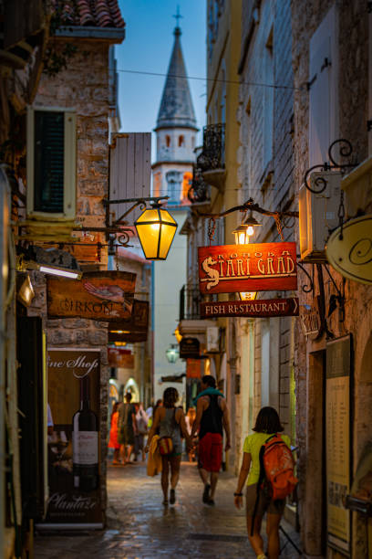 strada della città vecchia - budva foto e immagini stock