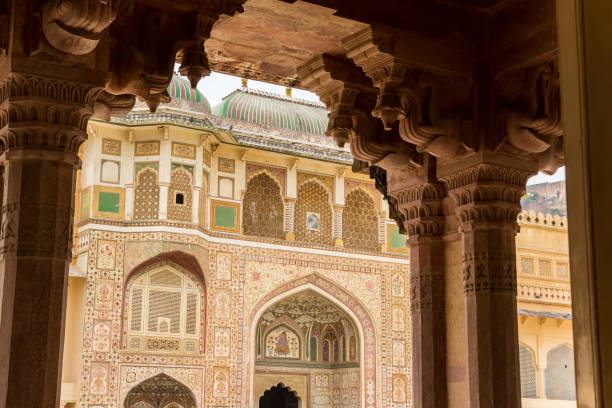 украшенный фасад здания ганеш пол в форте амер в джайпуре - jaipur amber fort column amber palace стоковые фото и изображения