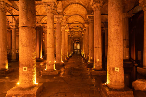 im inneren der basilika-zisterne wurden diese im 6. jahrhundert während der herrschaft des byzantinischen kaisers justinian erbaut - istanbul yerebatan saray reflection turkey stock-fotos und bilder