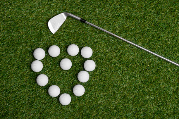 bâton de golf et balles disposées en forme de cœur - golf hobbies happiness cheerful photos et images de collection