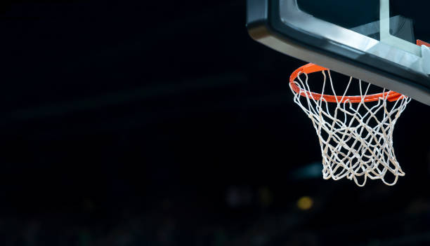 cerceau de basket-ball isolé sur fond noir. concept de sport professionnel - basketball hoop photos et images de collection