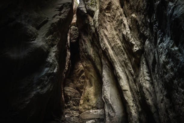 uno stretto canyon di una gola di montagna, illuminato dal sole nel daghestan. la gola del karabakh, la porta d'accesso a una fiaba. - crevice foto e immagini stock