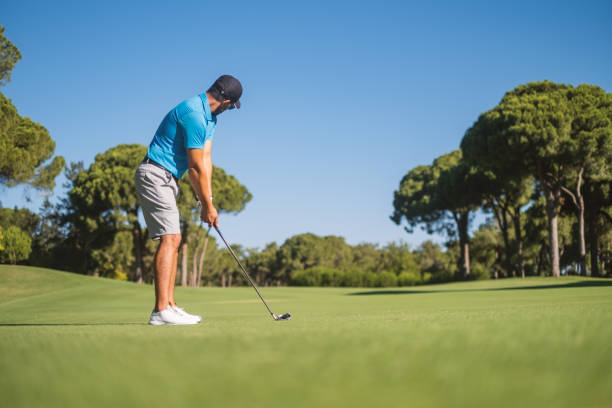 golf spielen - golf green practicing sports training stock-fotos und bilder