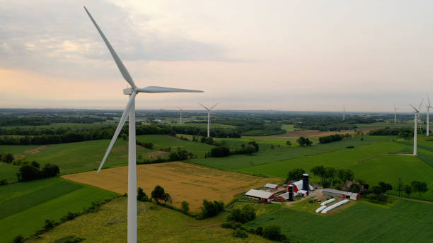 luftaufnahme von windkraftanlagen, windmühle, bauernhof, landwirtschaftlichen feldern bei sonnenaufgang sonnenuntergang. ländliche landschaft. erneuerbaregrüne energie konzept, dämmerung dämmerung himmel - landscape alternative energy scenics farm stock-fotos und bilder