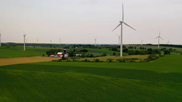 widok z lotu ptaka turbin wiatrowych, wiatrak, farma, pola rolne o świcie słońca. krajobraz wiejski. koncepcja energii odnawialnej, świt zmierzchu nieba - illinois farm wind wind power zdjęcia i obrazy z banku zdjęć