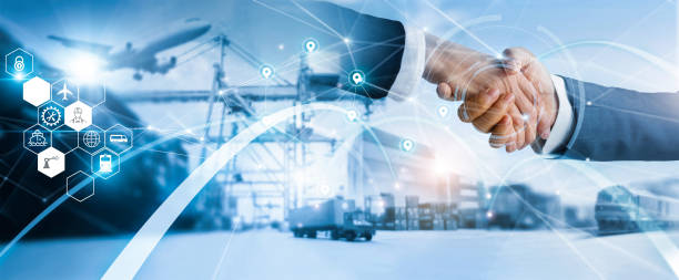 産業コンテナターミナル、輸出入における物流および輸送のグローバルネットワーク流通を扱うビジネスのビジネスマンハンドシェイク。 - 物流 ストックフォトと画像