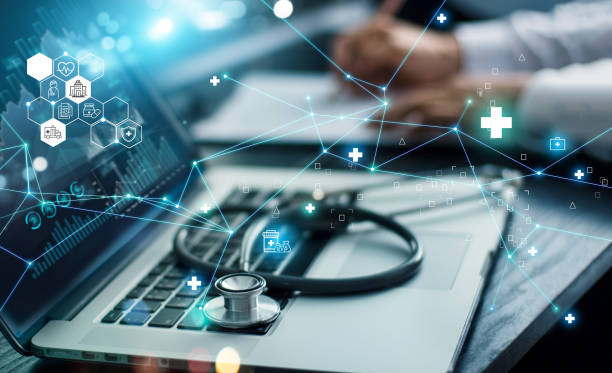 헬스케어 비즈니스 그래프 데이터 및 성장, 보험 헬스케어. 의사가 노트북 화면에서 네트워크 연결을 통해 비즈니스 보고서 및 건강 검진의 의료 를 분석합니다. - 디지털 화면 뉴스 사진 이미지