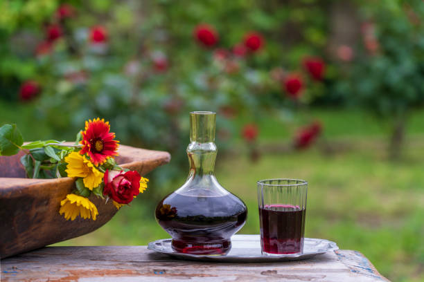 夏の庭の背景に赤ワインとガラスデカンタとガラス - juice carafe glass decanter ストックフォトと画像