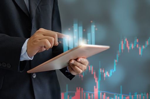 Pengusaha Memegang Tablet Dan Grafik Bisnis Investasi Keuangan Dan Dana