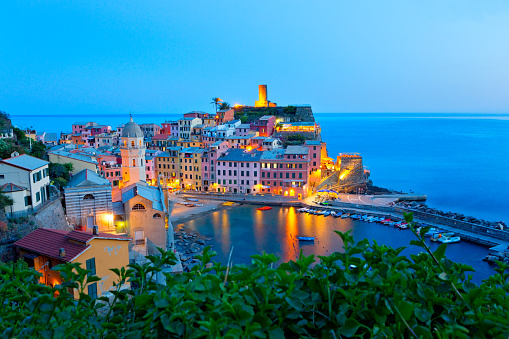Hermosa ciudad de Vernazza en las Cinque Terre, Italia photo