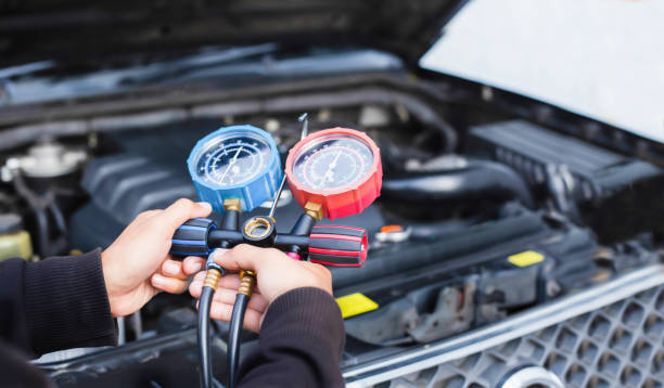 istock Car air conditioner check service, leak detection, fill refrigerant.Device and meter liquid cooling in the car by specialist technicians. 1327592139