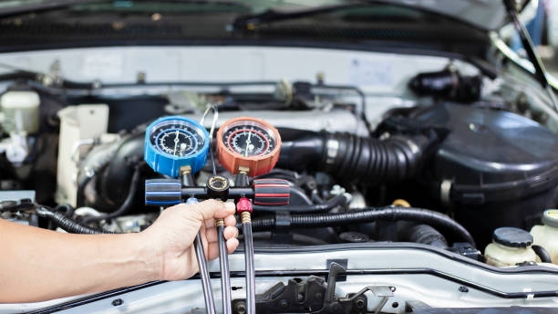 istock Car air conditioner check service, leak detection, fill refrigerant.Device and meter liquid cooling in the car by specialist technicians. 1327592269