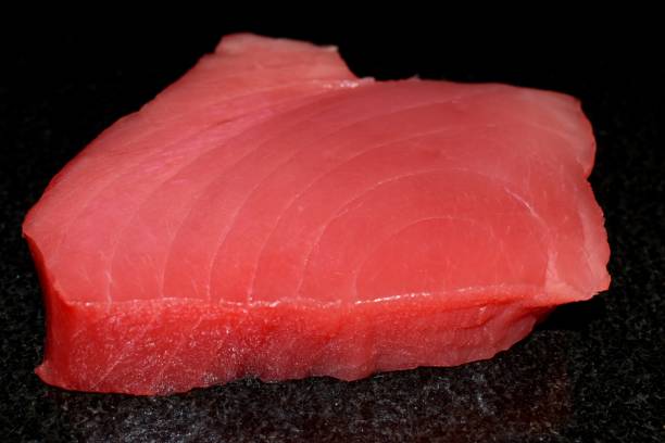 검은 색 배경에 고립 된 참치 스테이크. 건강한 음식, 해산물, 대체 음식. - tuna prepared ahi food tuna steak 뉴스 사진 이미지