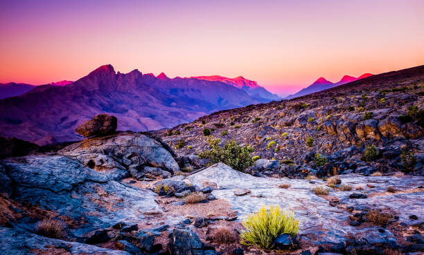 sonnenuntergang scape von wadi ghul - mountain scape stock-fotos und bilder