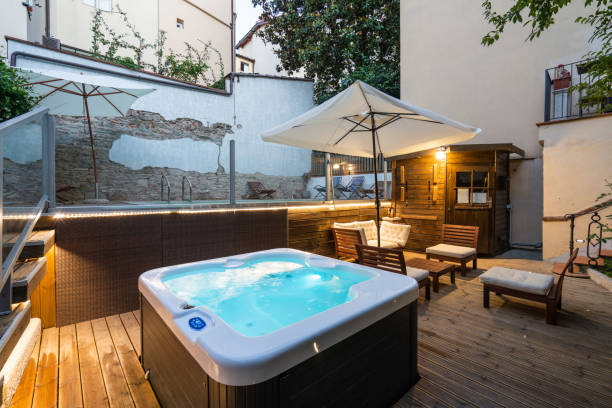 туристический курорт с гидромассажной ванной и бассейном во время заката - whirlpool стоковые фото и изображения