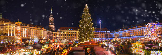 panorama del mercado de navidad dresdener en la nieve - dresde fotografías e imágenes de stock