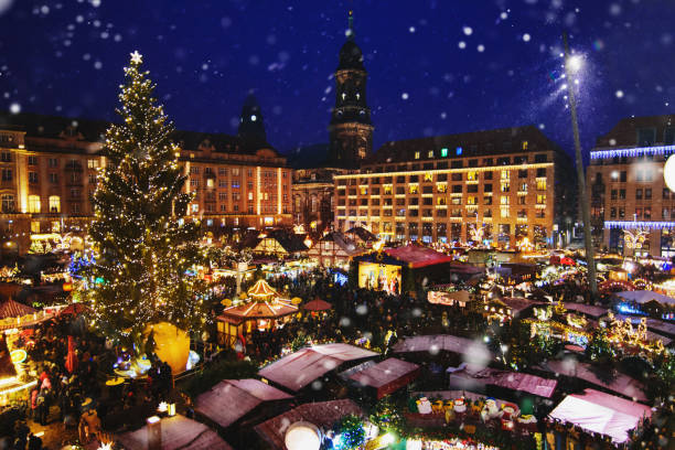 panorama des dresdner weihnachtsmarktes im schnee - christkindlmarkt stock-fotos und bilder