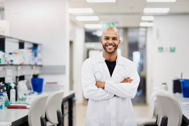 portrait d’un jeune scientifique effectuant des recherches médicales en laboratoire - scientist male young adult doctor photos et images de collection