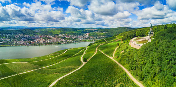 wonderful rhine landscape pamorama with germania monument. - rio reno imagens e fotografias de stock