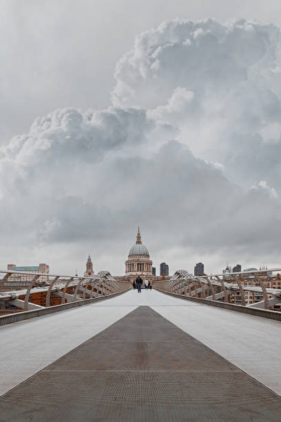 la cattedrale di san paolo vista dal millennium bridge - millennium footbridge foto e immagini stock