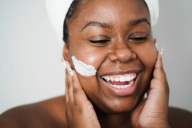 african young woman wearing skin mask - beauty treatment  and body care concept - main focus on left eye - tratamento de pele imagens e fotografias de stock