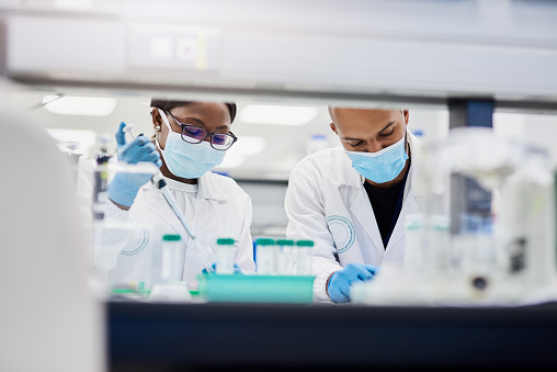 Foto de dos jóvenes científicos realizando investigaciones médicas en un laboratorio photo