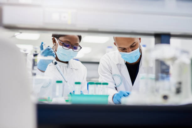 plan de deux jeunes scientifiques menant des recherches médicales en laboratoire - laboratoire photos et images de collection