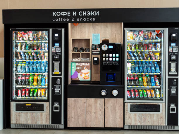 máquina expendedora de bebidas y alimentos en el aeropuerto internacional platov - vending machine fotos fotografías e imágenes de stock