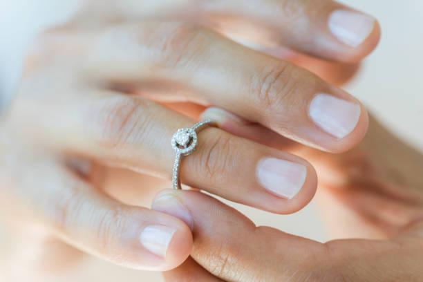 обручальное кольцо - игра пальцами стоковые фото и изображения