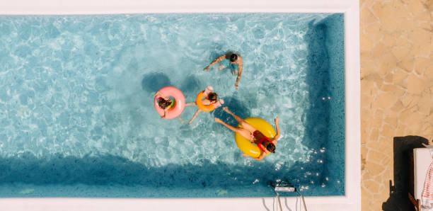 momentos em família na piscina - floating on water swimming pool men water - fotografias e filmes do acervo