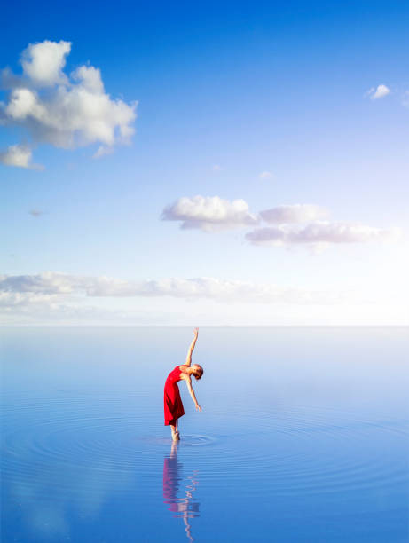 ballerine dansant sur l’eau - water lake reflection tranquil scene photos et images de collection