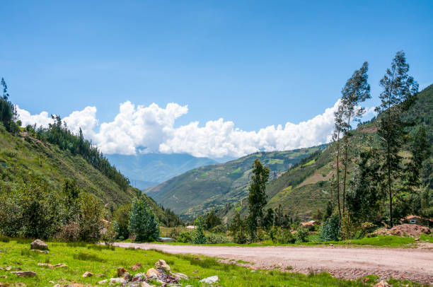 estrada da montanha perto de huaraz no peru - mountain peru cordillera blanca mountain range - fotografias e filmes do acervo