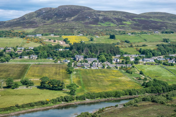 スコットランド高地の舌村 - highlands region heather grass mountain range ストックフォトと画像