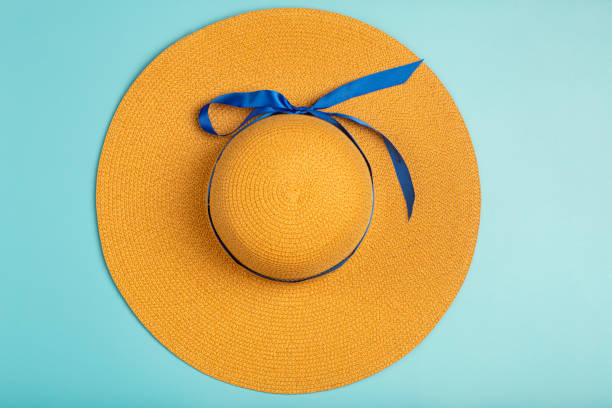 sombrero de mujer en estilo retro sobre fondo azul. accesorios retro para mujer - sombrero de paja fotografías e imágenes de stock