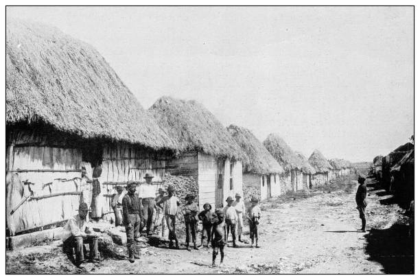 старинная черно-белая фотография: гуанабакоа, пригород гаваны, куба - old obsolete house black and white stock illustrations