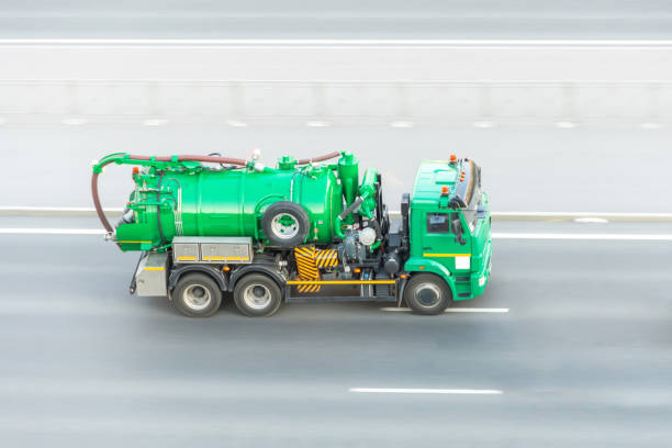 タンクと水ポンプシステムを備えたトラックが高速道路を走行します。 - sewage truck ストックフォトと画像