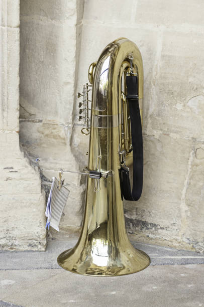 gold in der straßenposaune - performance big band trombone trumpet stock-fotos und bilder
