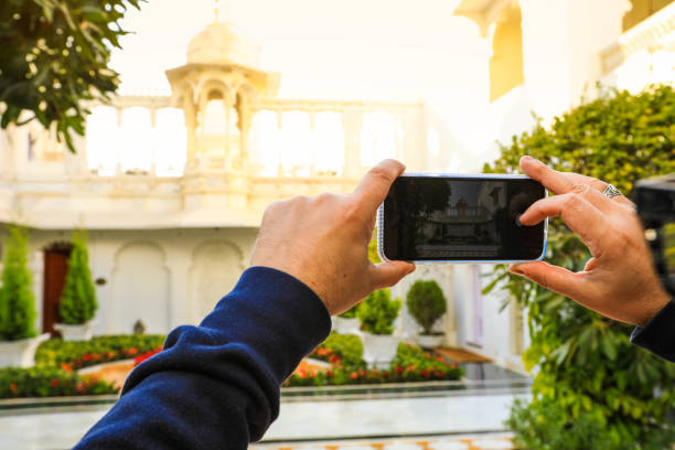 teléfono móvil tomando foto del edificio tradicional en la india - delhi architecture fort red fotografías e imágenes de stock