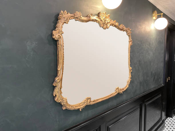 corridoio con specchio antico - wall mirror foto e immagini stock