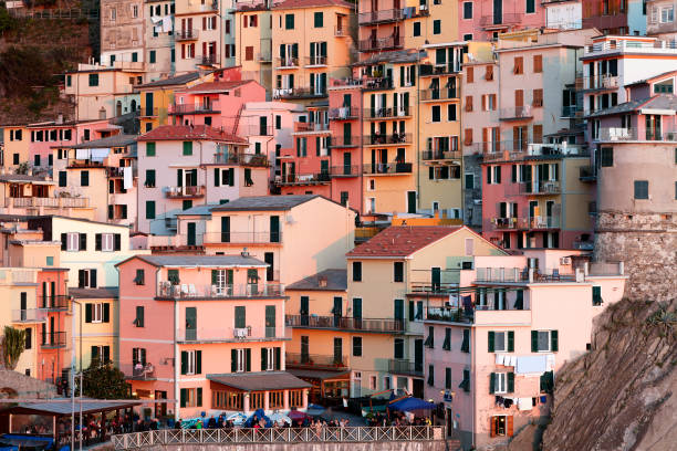 piccolo comune di manarola al tramonto, riomaggiore , provincia della spezia - la spezia foto e immagini stock