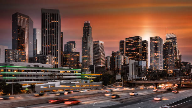 downtown los angeles mit verkehrsbewegungsunschärfe - los angeles stock-fotos und bilder