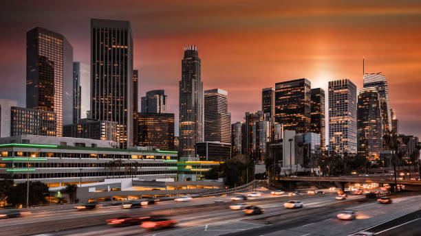 downtown los angeles with traffic motion blur - 洛杉磯縣 圖片 個照片及圖片檔