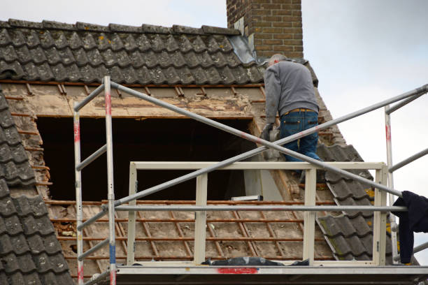carpenter at work on roof top. - timmerman dakkapel stockfoto's en -beelden